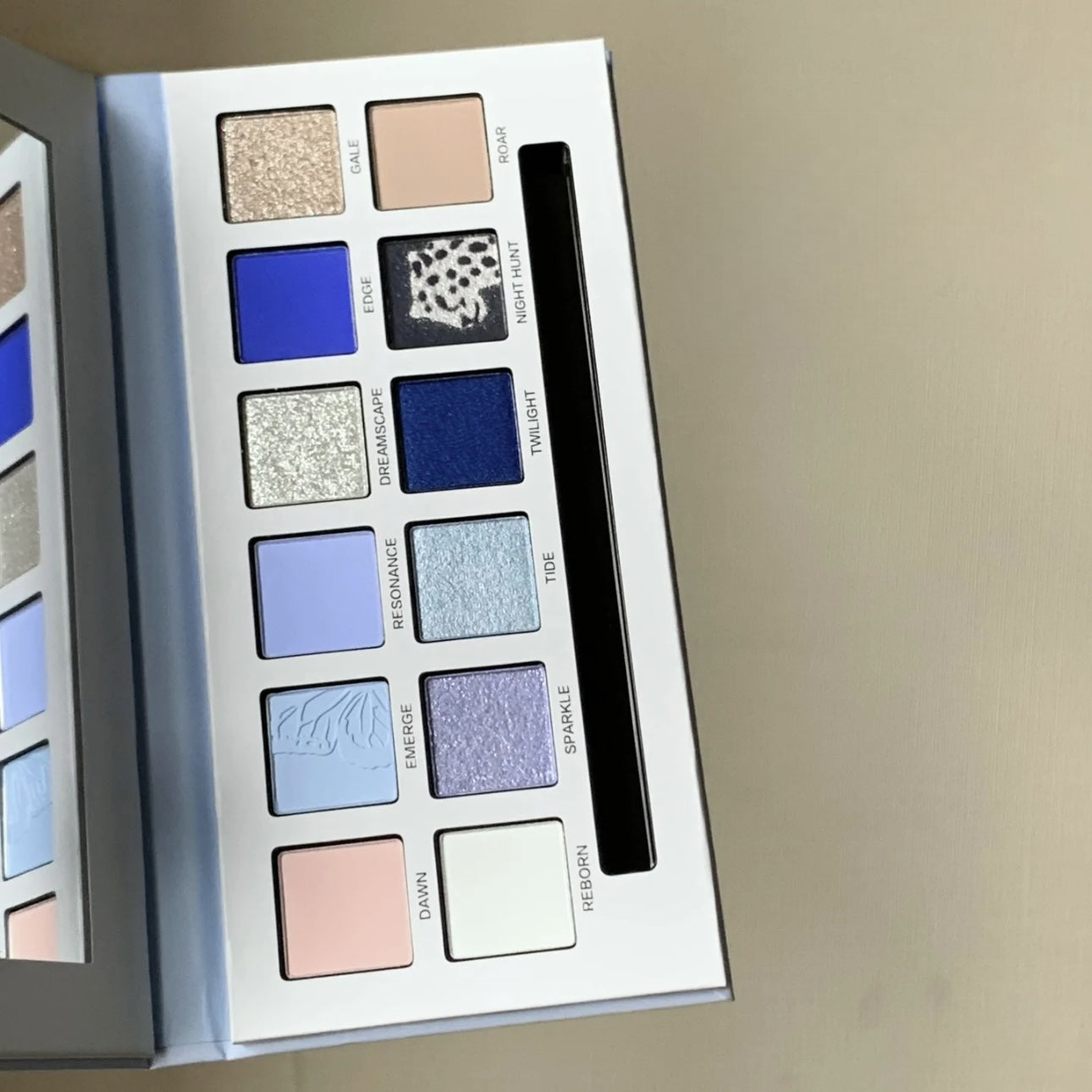 Perfect Diary - Explorer Eyeshadow 21 Butterfly and Snow Leopard - Misty Blue 14g